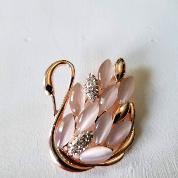 💎 JEWELLERY 2/$25💎 Pink swan brooch - Picture 1 of 2